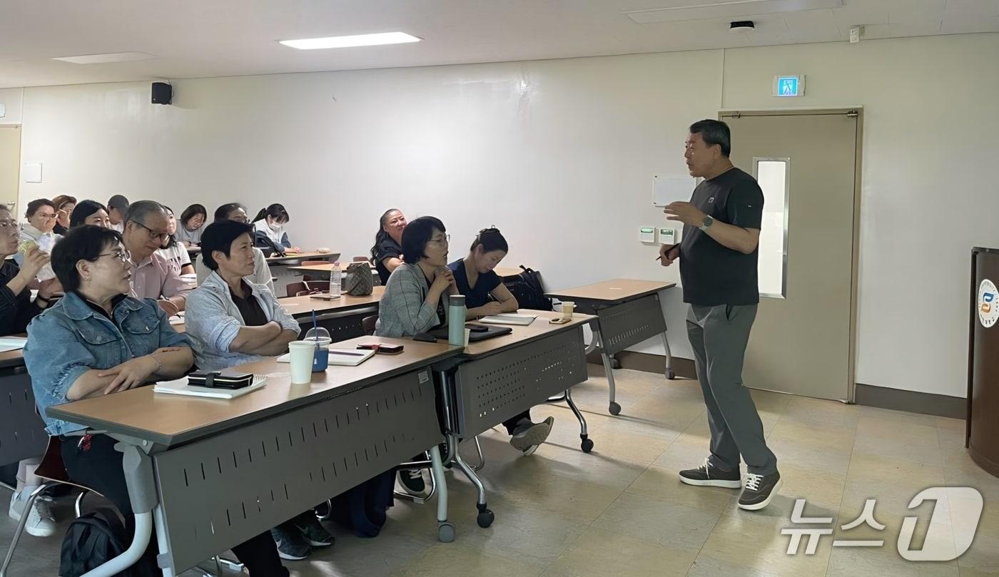 본문 이미지 -  김태완 뉴스1 대전·충남본부 국장이 지난 30일 세한대학교 당진캠퍼스에서 사회복지프로그램 수강생들을 대상으로 강의하고 있다. (세한대학교 제공, 재판매 및 DB금지) / 뉴스1