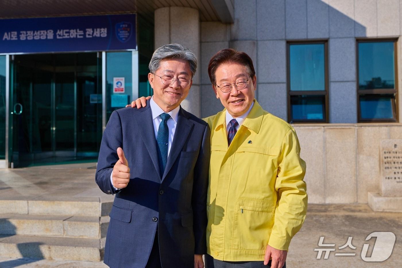 본문 이미지 - 정순욱 더불어민주당 경기 의왕시장 후보(왼쪽)와 이재명 대통령. (정 후보 선거캠프 제공. 재판매 및 DB 금지) 2026.5.31/뉴스1
