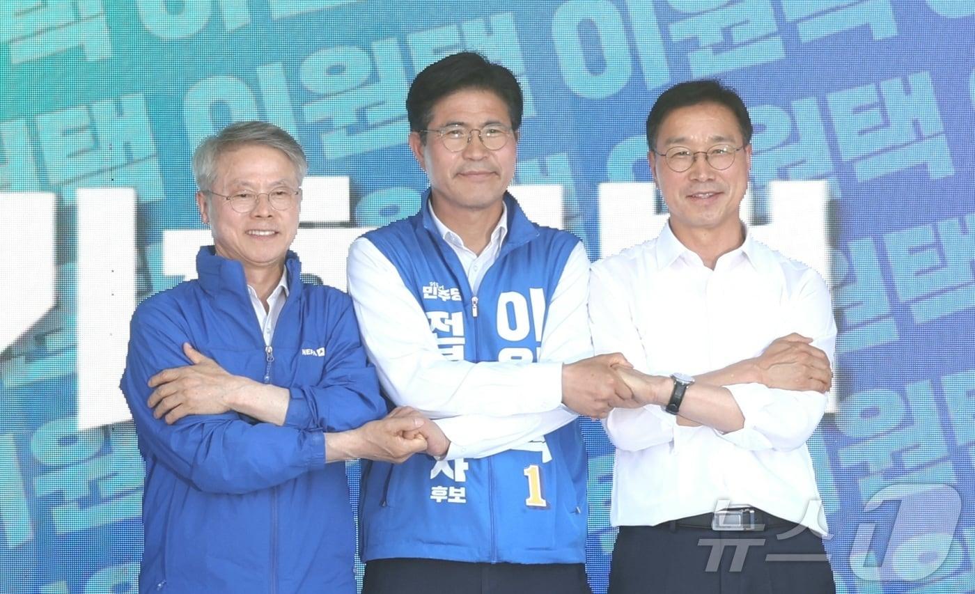 본문 이미지 - 6.3지방선거 직전인 지난 5월 31일 더불어민주당 후보들이 전북 전주시 모래내시장 앞 유세에 앞서 전북·전남광주·제주 상생발전 특별정책협약식을 하고 있다. 왼쪽부터 민형배 전남광주통합특별시장 후보, 이원택 전북특별자치도지사 후보, 위성곤 제주특별자치도지사 후보. 2026.5.31 ⓒ 뉴스1 유경석 기자