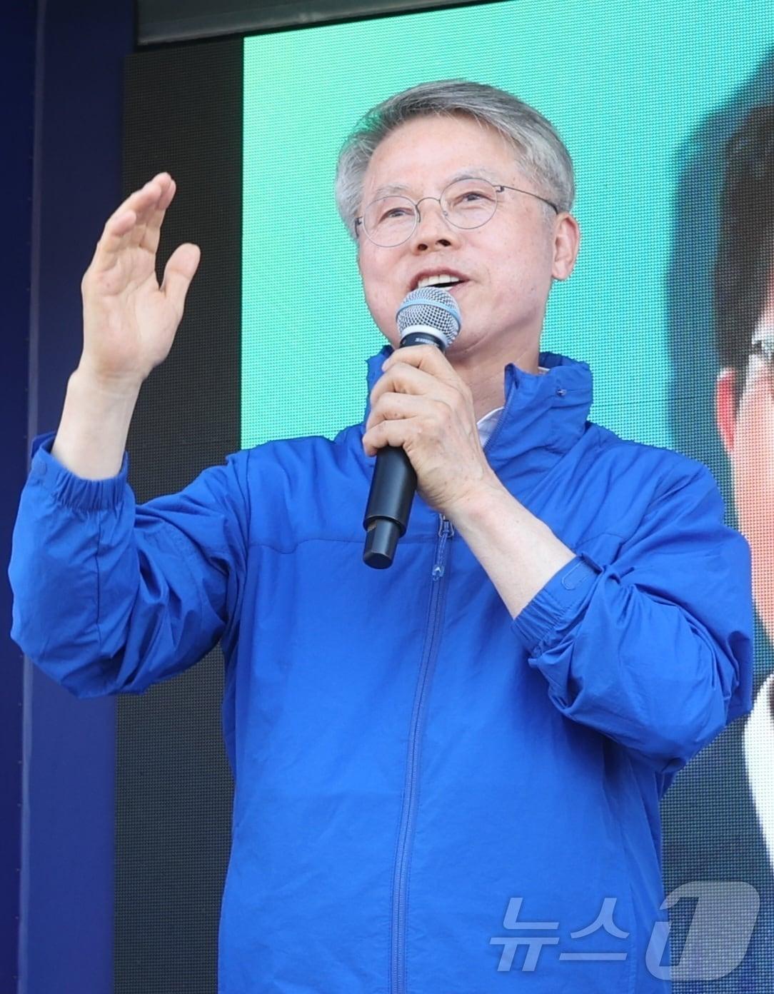 본문 이미지 - 민형배 더불어민주당 전남광주통합특별시장 후보가 31일 전북 전주시 모래내시장 앞에서 이원택 전북도지사 후보 지지를 호소하고 있다. 2026.5.31 ⓒ 뉴스1 유경석 기자