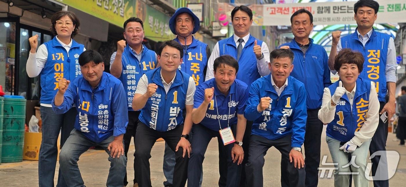 본문 이미지 - 한병도 민주당 원내대표갸 31일 김제전통시장을 찾아 박지원 군산·김제·부안을 후보를 지원하고 있다.(박지원 후보 캠프 제공. 재판매 및 DB금지)