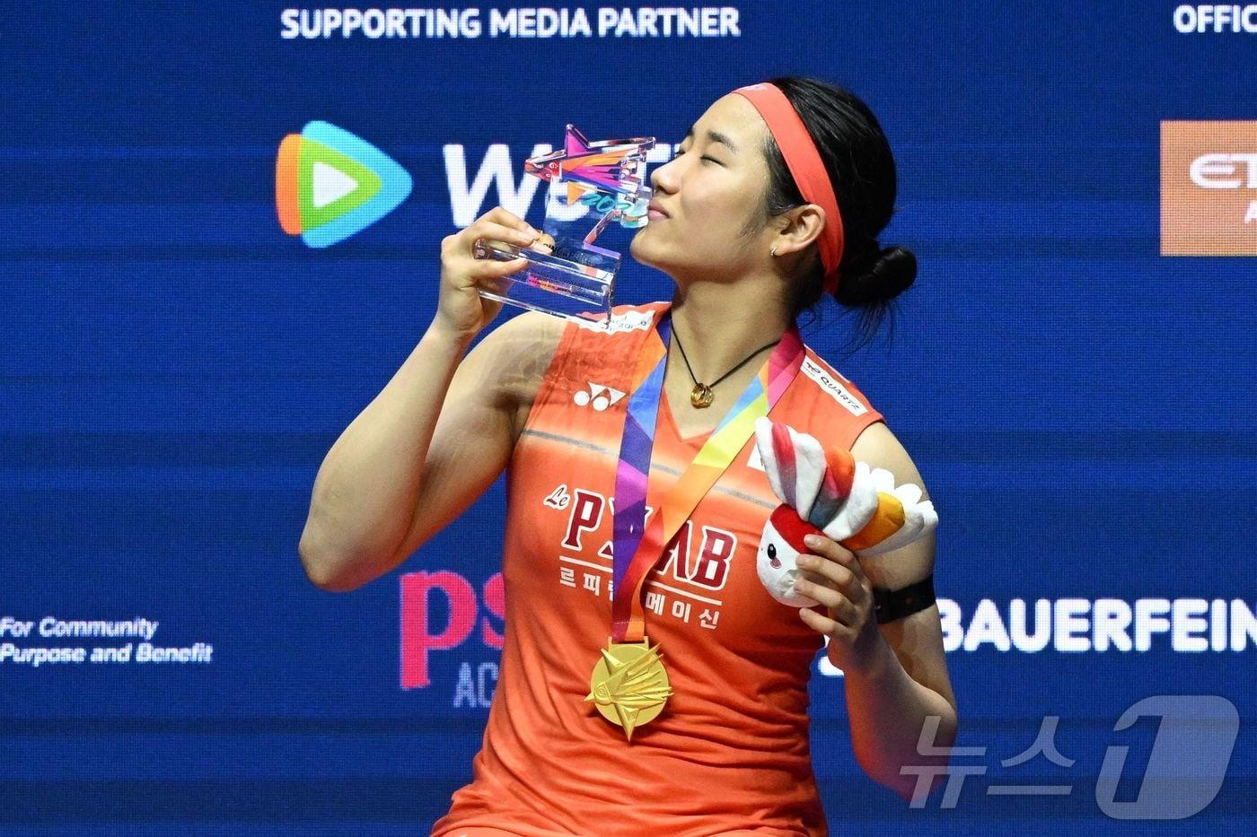 본문 이미지 - 여자 단식 세계 랭킹 1위 안세영이 31일(현지시간) 싱가포르에서 열린 2026 세계배드민턴연맹(BWF) 월드투어 슈퍼 750 싱가포르 오픈 결승전 일본 야마구치 아카네와의 경기에서 우승한 뒤 우승컵을 들고 세리머니를 하고 있다. ⓒ AFP=뉴스1