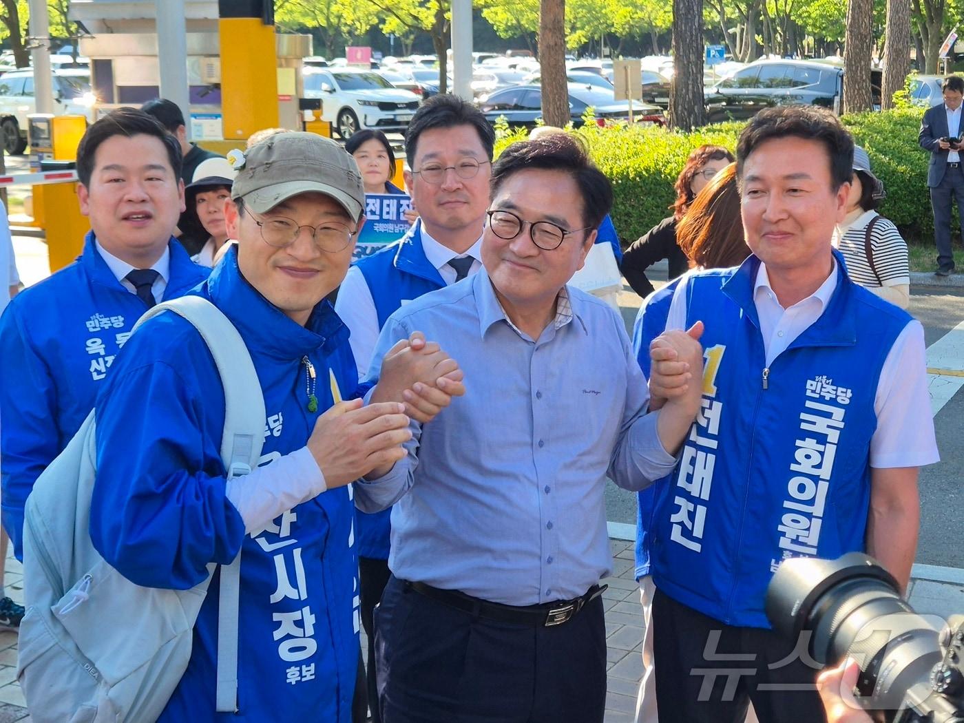 본문 이미지 - 더불어민주당 우원식 전 국회의장이 31일 울산 남구 울산대공원 앞에서 김상욱 시장 후보와 전태진 남구갑 국회의원 후보의 손을 잡고 시민들에게 지지를 호소하고 있다. 2026.5.31 ⓒ 뉴스1 박정현 기자