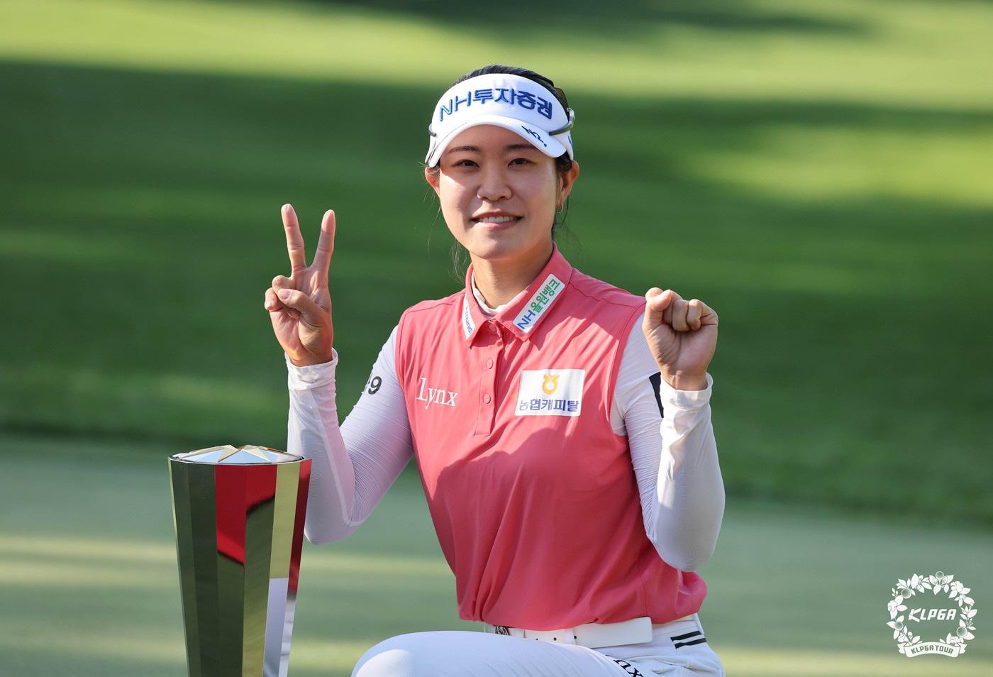 본문 이미지 - 박민지가 31일 경기 양평군 더스타휴 골프 앤 리조트에서 열린 한국여자프로골프(KLPGA)투어 Sh수협은행 MBN 여자오픈 정상에 오르며 통산 20승을 달성한 뒤 포즈를 취하고 있다. (KLPGA 제공)