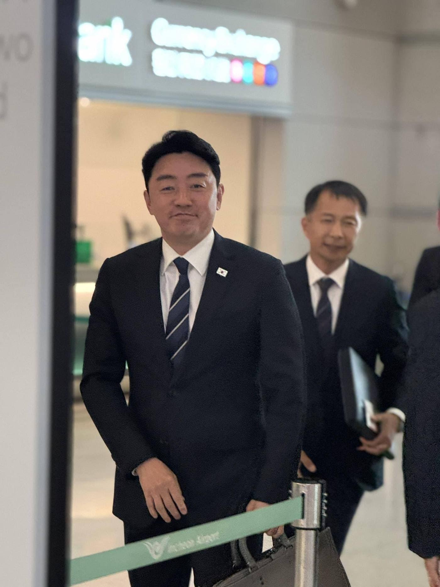 본문 이미지 - 강훈식 청와대 비서실장이 31일 전략경제협력 대통령 특사 자격으로 캐나다를 방문하기 위해 출국하는 모습.(강훈식 페이스북 캡처)