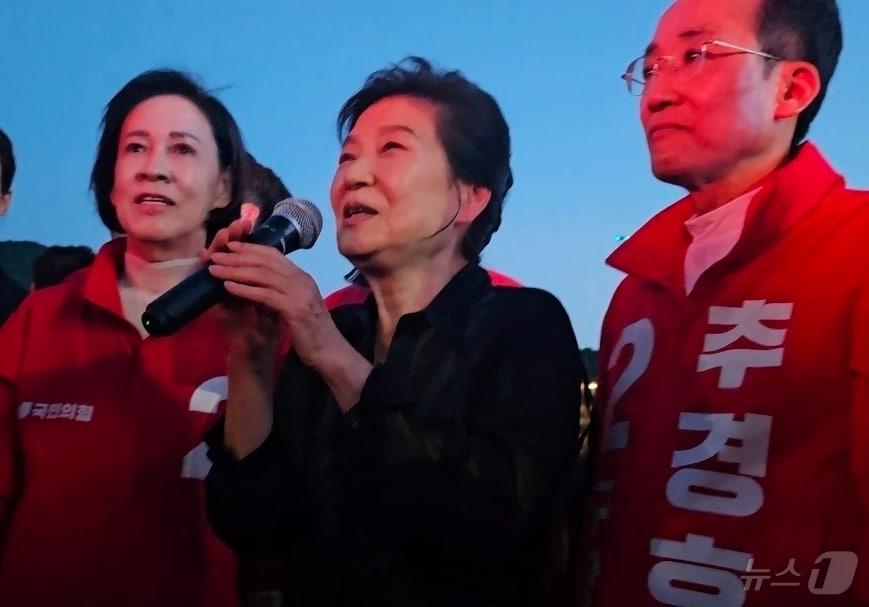 본문 이미지 - 추경호 국민의힘 대구시장 후보 지원 유세에 나선 박근혜 전 대통령이 31일 오후 대구 수성못에서 취재진과 만나 수성못을 찾은 소회를 밝히고 있다. 2026.5.31 ⓒ 뉴스1 남승렬 기자