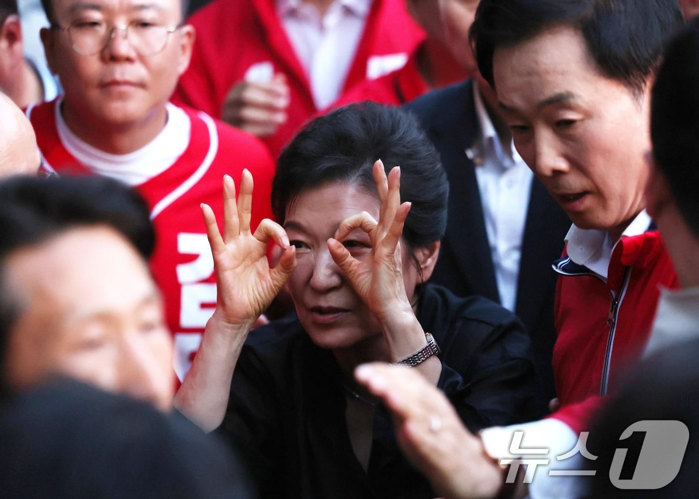 본문 이미지 - 박근혜 전 대통령이 지난달 31일 오후 추경호 국민의힘 대구시장 후보를 지원하기 위해 대구 수성못을 찾아 시민과 인사 나누고 있다. 2026.5.31 ⓒ 뉴스1 공정식 기자