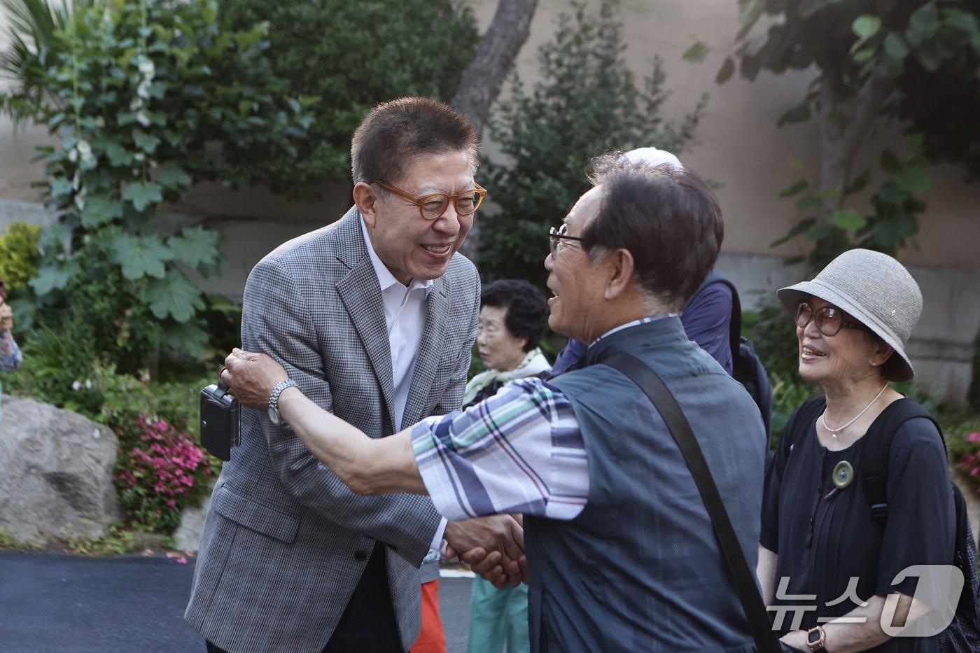 본문 이미지 - 박형준 부산시장 후보가 31일 해운대성당 신자들과 만나 인사를 나누고 있다.(박형준 후보 선대위 제공. 재판매 및 DB금지)