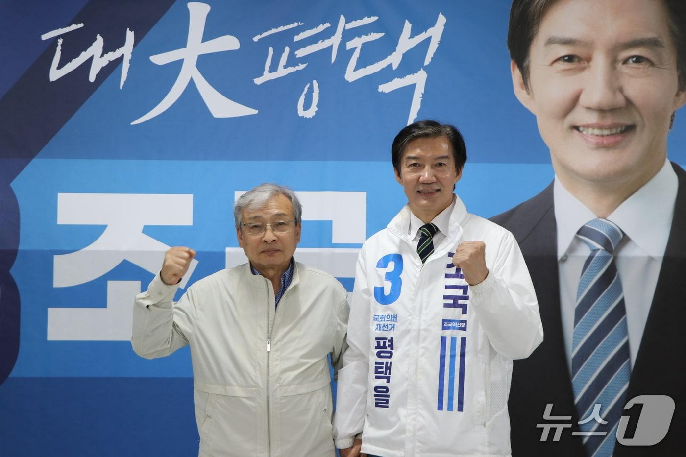 본문 이미지 - 고 이해찬 전 국무총리의 동생 이해만 씨가 지난 3일 경기 평택시 조국 조국혁신당 대표 캠프를 찾아 조 대표 지지 의사를 밝혔다. (조국혁신당 제공)  2026.05.04/뉴스1