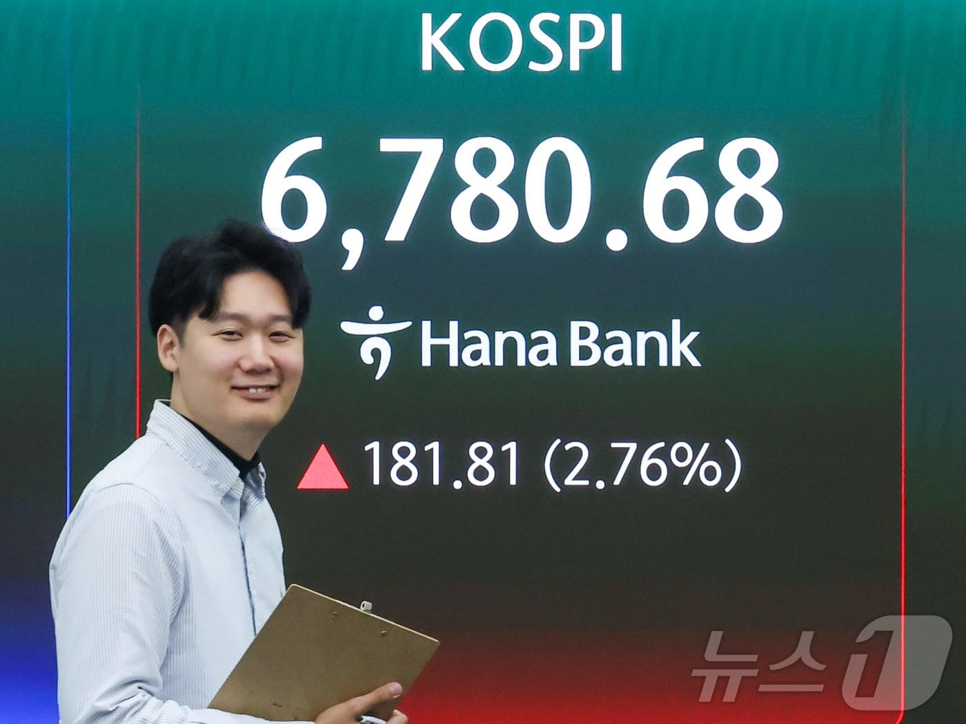 본문 이미지 - 4일 서울 중구 하나은행 딜링룸 전광판에 코스피 수치가 표시되고 있다.  2026.5.4 ⓒ 뉴스1 이종수 인턴기자
