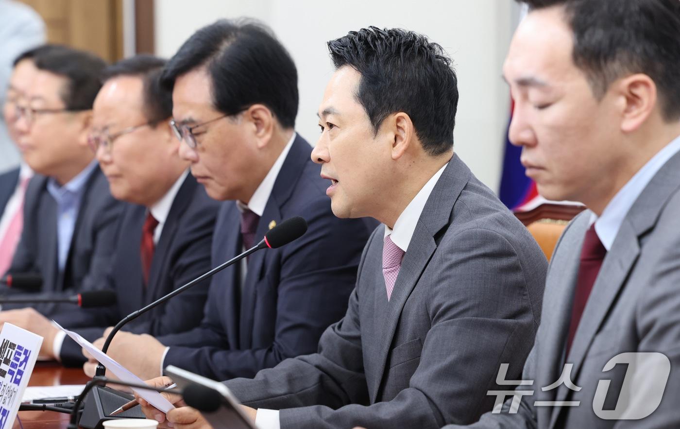 본문 이미지 - 장동혁 국민의힘 대표가 4일 서울 여의도 국회에서 열린 최고위원회의에서 발언하고 있다. 2026.5.4 ⓒ 뉴스1 신웅수 기자