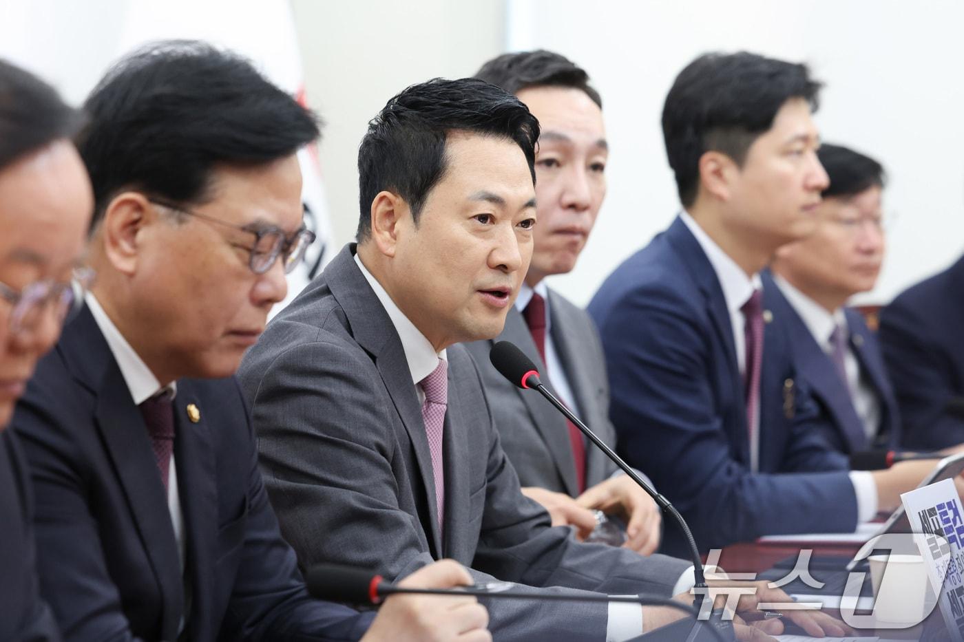 본문 이미지 - 장동혁 국민의힘 대표가 4일 서울 여의도 국회에서 열린 최고위원회의에서 발언하고 있다. 2026.5.4 ⓒ 뉴스1 신웅수 기자
