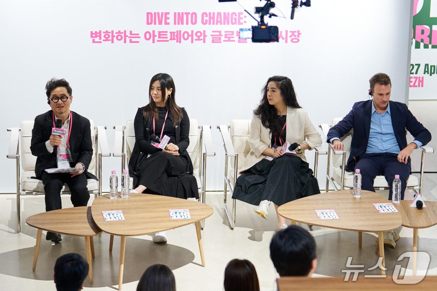 본문 이미지 - 아트 바젤 홍콩, 프리즈 아부다비 등 해외 아트페어 관계자 8인이 서울의 주요 신·중진 화랑 19곳을 돌며 협력 가능성을 살핀 '다이브 인투 코리안 아트: 갤러리즈 인 서울' 프로그램이 지난 4월 24일부터 27일까지 서울에서 성료했다.
