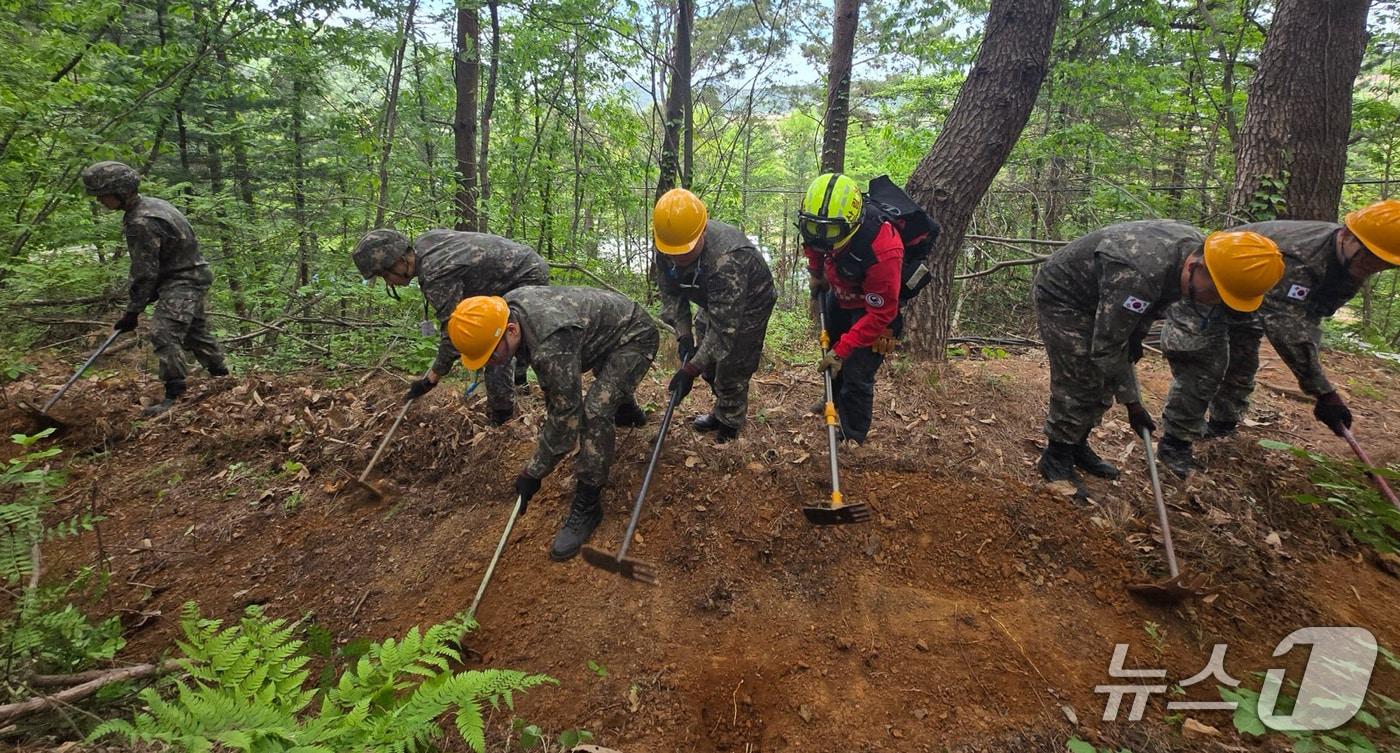 본문 이미지 - 경북 울진에 있는 산림청 동해안 국가산불방지센터가 지난해 경북 동해안 대형 산불 이후 군 지원 병력에 대한 현장 맞춤형 산불 진화 실무교육을 실시 중이다.(국가산불방지센터 제공, 재판매 및 DB금지) 2026.5.4/뉴스1 