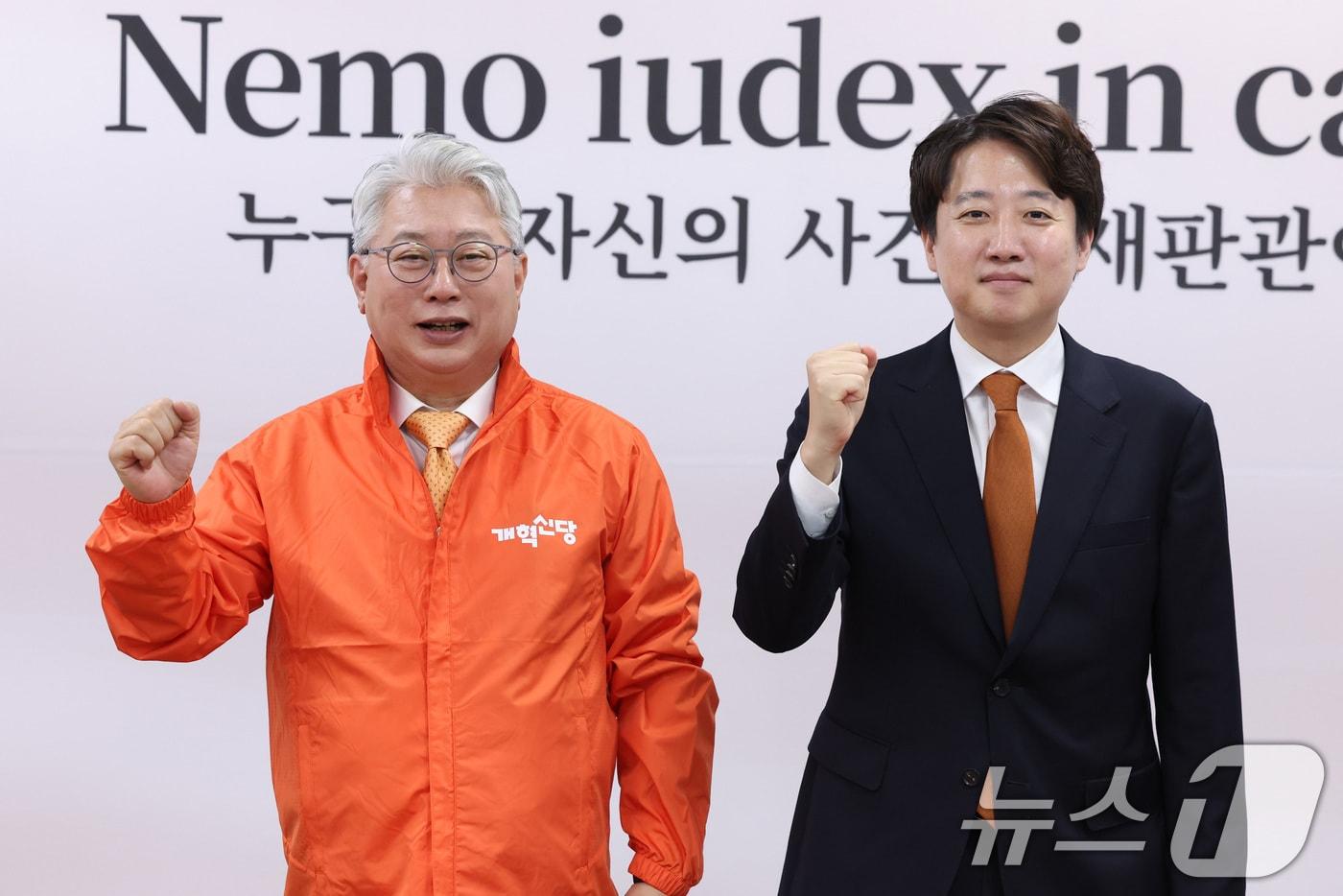 본문 이미지 - 이준석 개혁신당 대표가 4일 서울 여의도 국회에서 조응천 경기도지사 후보에게 공천장을 수여한 후 기념 촬영을 하고 있다. 2026.5.4 ⓒ 뉴스1 신웅수 기자