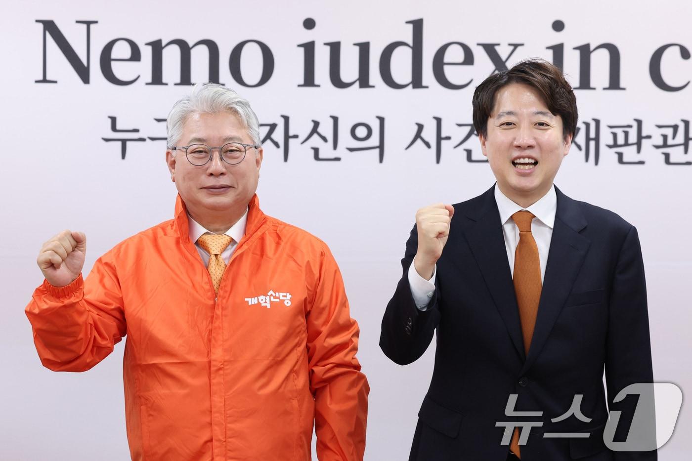 본문 이미지 - 이준석 개혁신당 대표가 4일 서울 여의도 국회에서 조응천 경기도지사 후보에게 공천장을 수여한 후 기념 촬영을 하고 있다. 2026.5.4 ⓒ 뉴스1 신웅수 기자