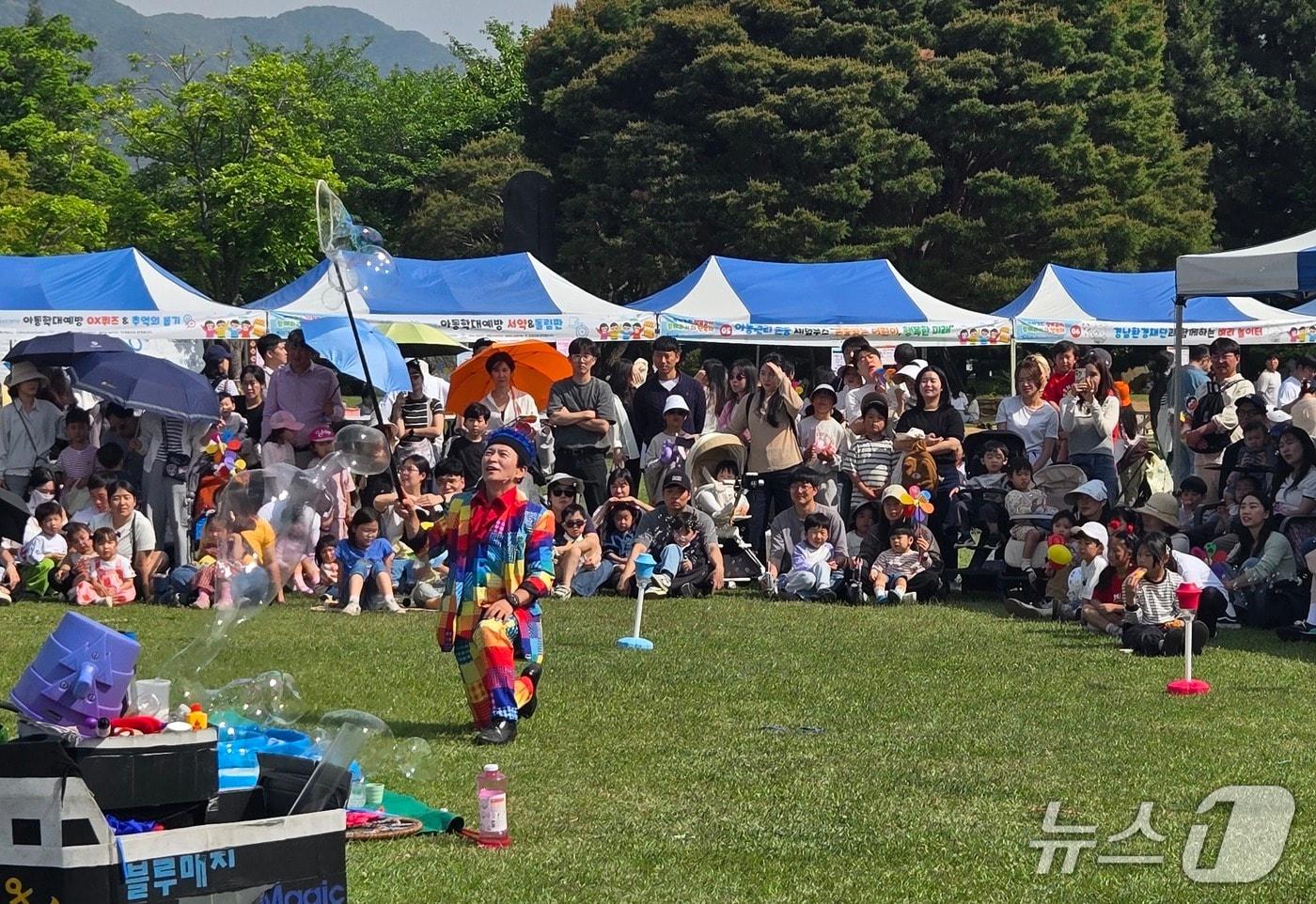 본문 이미지 - 경남도청 잔디 광장에서 열린 어린이날 기념 행사.(경남도 제공. 재판매 및 DB금지)