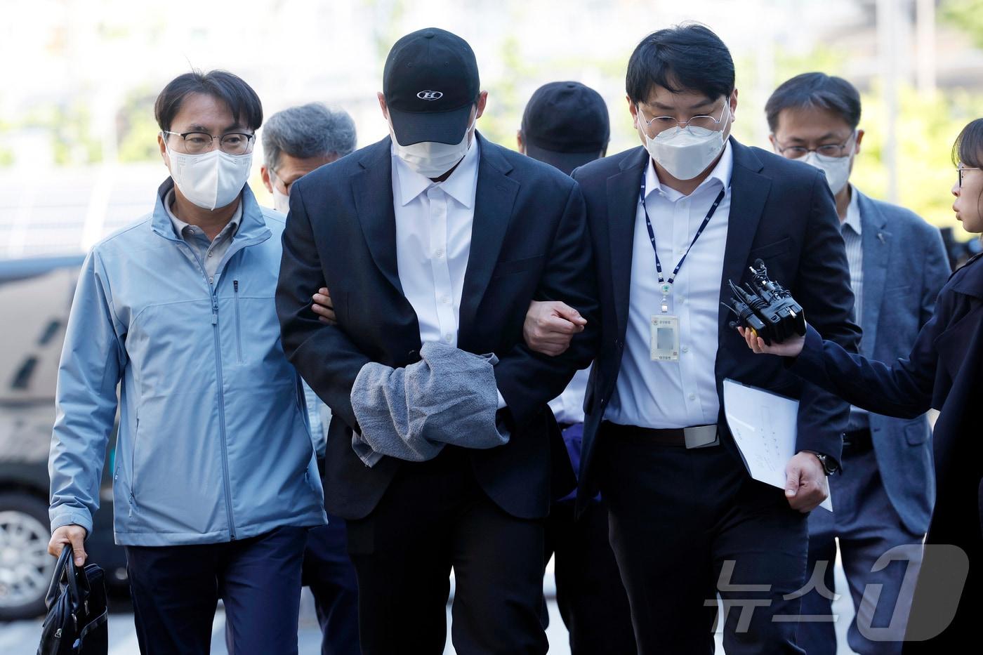 본문 이미지 - 고(故) 김창민 영화감독을 폭행해 숨지게 한 혐의를 받는 피의자 A 씨와 B 씨 2명이 4일 오전 경기도 남양주시 다산중앙로 의정부지법 남양주지원으로 구속 전 피의자 심문(영장실질심사)을 받기 위해 들어오고 있다. A 씨와 B 씨는 지난해 10월 20일 오전 1시께 발달장애 아들과 함께 경기 구리시 한 식당을 찾은 김 감독을 폭행해 숨지게 한 혐의다. 2026.5.4 ⓒ 뉴스1 박정호 기자