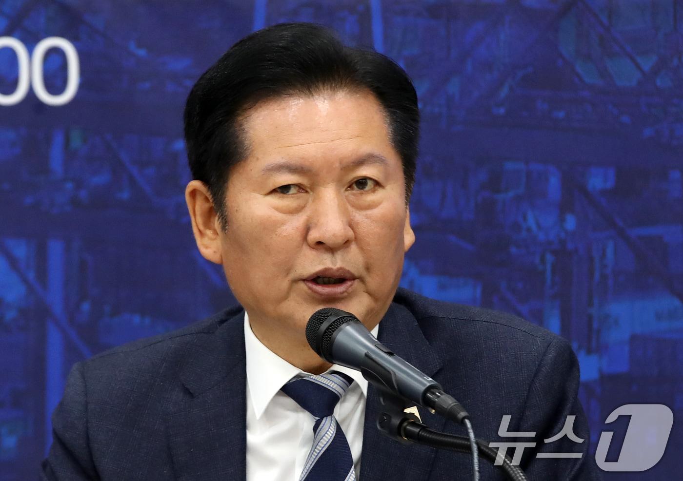 본문 이미지 - 정청래 더불어민주당 대표가 4일 오전 부산 동구 부산항국제전시컨벤션센터에서 열린 부산 현장 최고위원회의에서 발언하고 있다. 2026.5.4 ⓒ 뉴스1 윤일지 기자