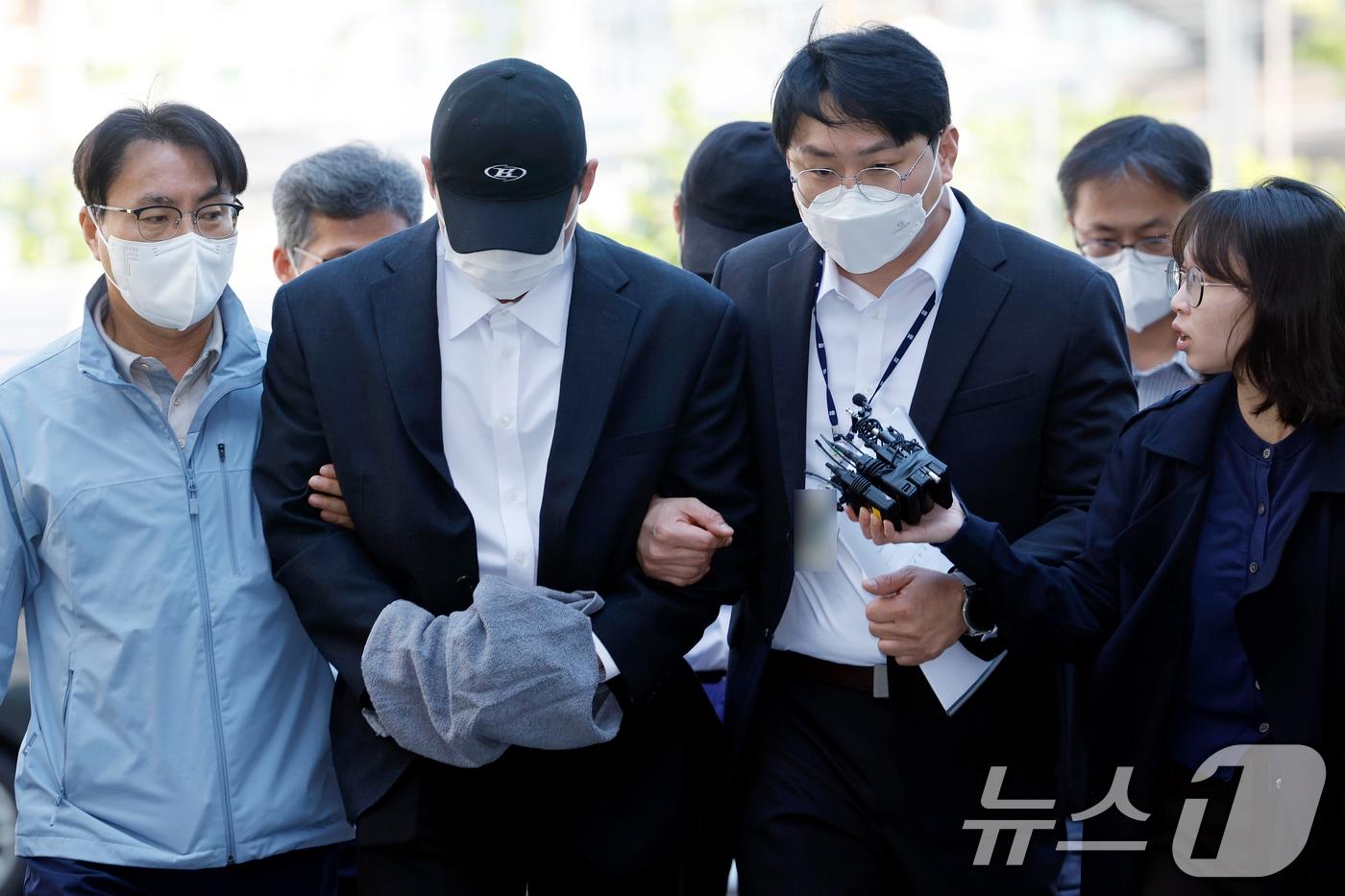 본문 이미지 - 고(故) 김창민 영화감독을 폭행해 숨지게 한 혐의를 받는 피의자 A 씨와 B 씨 ⓒ 뉴스1 박정호 기자