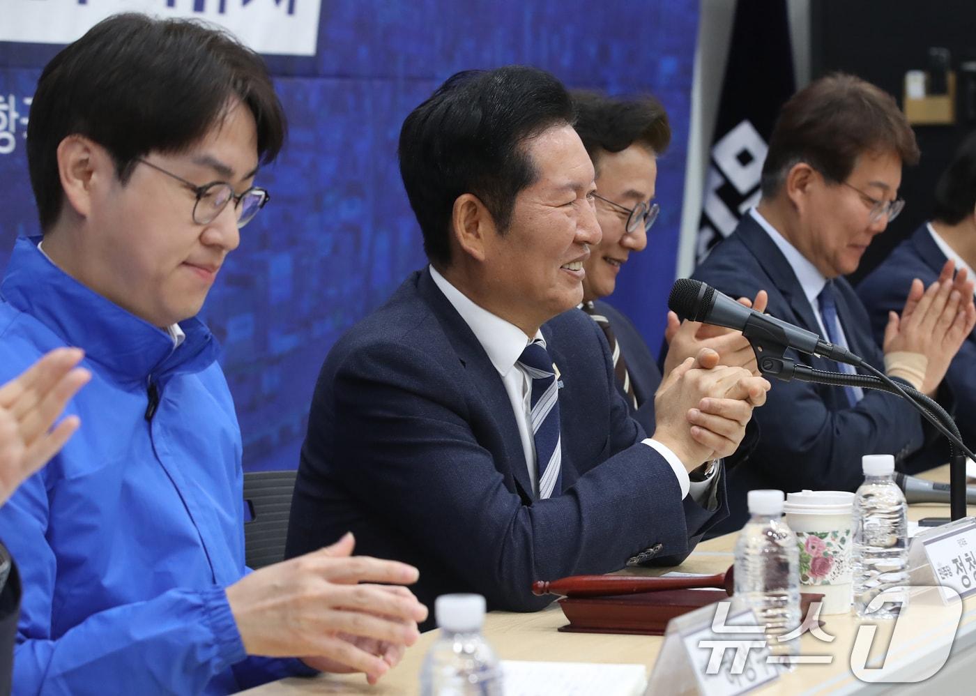 본문 이미지 - 정청래 더불어민주당 대표가 4일 오전 부산 동구 부산항국제전시컨벤션센터에서 열린 부산 현장 최고위원회의에서 부산 북갑 보궐선거 후보인 하정우 전 청와대 AI미래기획수석의 발언이 끝나자 손뼉을 치고 있다. 2026.5.4 ⓒ 뉴스1 윤일지 기자