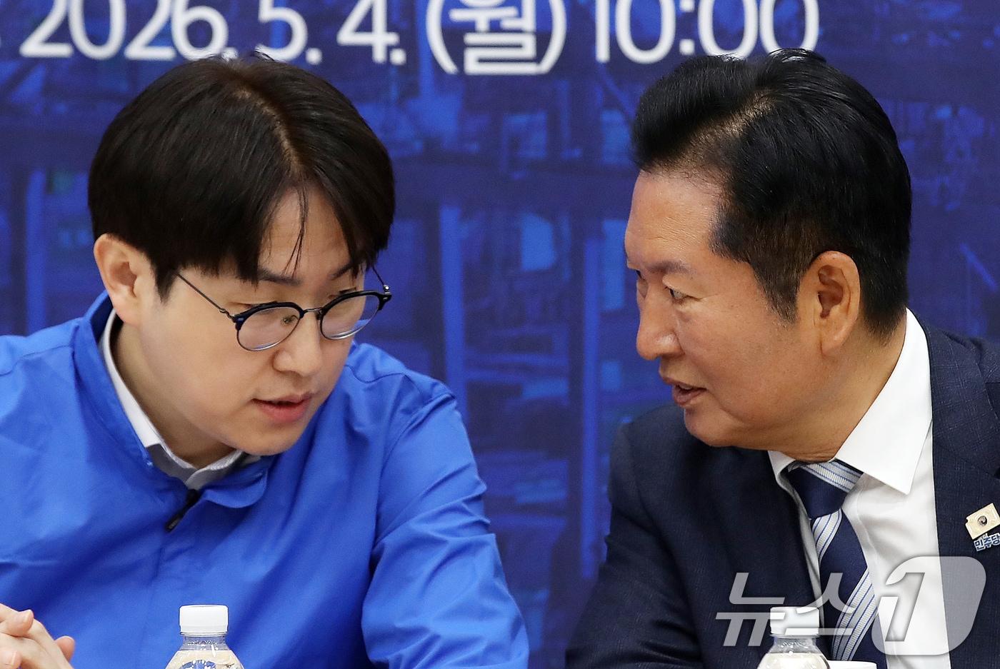 본문 이미지 - 하정우 전 청와대 AI미래기획수석과 정청래 전 더불어민주당 대표. 2026.5.4 ⓒ 뉴스1 윤일지 기자