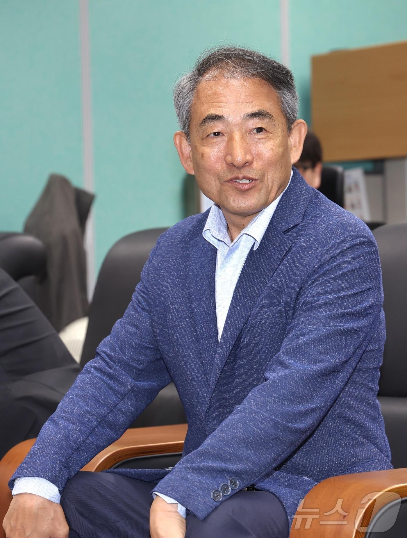 본문 이미지 - 윤준병 더불어민주당 전북도당위원장이 4일 전북 전주시 전북특별자치도의회 기자실에서 간담회를 열고 경선 마무리 소회 및 향후 선거전략을 밝히고 있다. 2026.5.4 ⓒ 뉴스1 유경석 기자