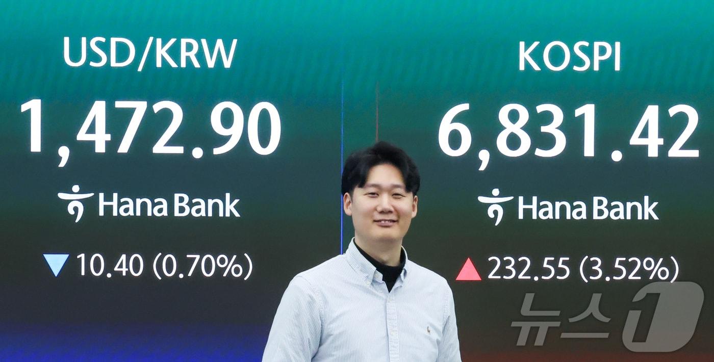 본문 이미지 - 4일 서울 중구 하나은행 딜링룸 전광판에 코스피 지수와 원달러 환율이 표시돼 있다. 2026.5.4 ⓒ 뉴스1 이종수 인턴기자