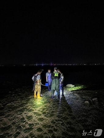 본문 이미지 - 단속 중인 해양경찰관(인천해양경찰서 제공/뉴스1)