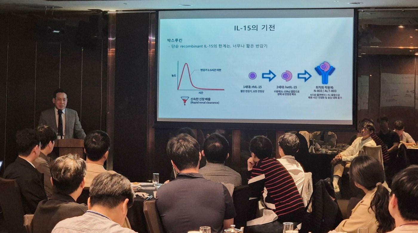 본문 이미지 - 송우진 시그니처동물의료센터 원장이 박스루킨-15주를 주제로 한 라운드테이블에서 강연하고 있다(유한양행 제공). ⓒ 뉴스1