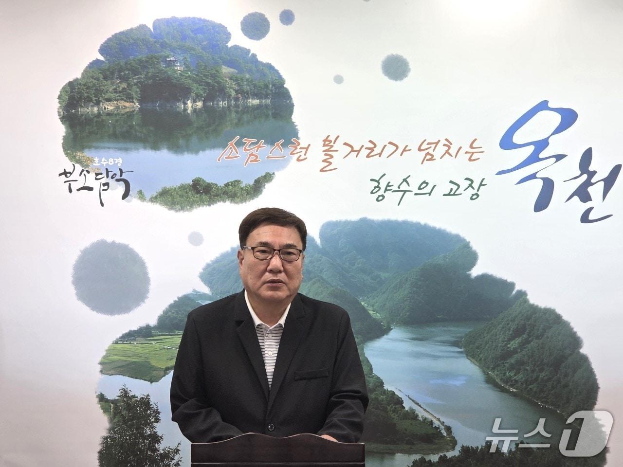 본문 이미지 - 4일 조동욱 충북교육감 예비후보가 옥천군청서 공약을 발표하고 있다. 2026. 5.4/뉴스1