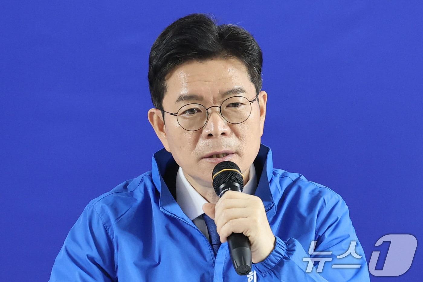 본문 이미지 - 정원오 더불어민주당 서울시장 후보가 4일 오전 서울 중구 선거사무실에서 가진 서울지역 구청장 후보들과의 간담회에서 발언하고 있다. 2026.5.4 ⓒ 뉴스1 이광호 기자