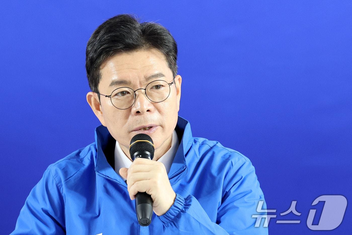 본문 이미지 - 정원오 더불어민주당 서울시장 후보가 4일 오전 서울 중구 선거사무실에서 가진 서울지역 구청장 후보들과의 간담회에서 발언하고 있다. 2026.5.4 ⓒ 뉴스1 이광호 기자