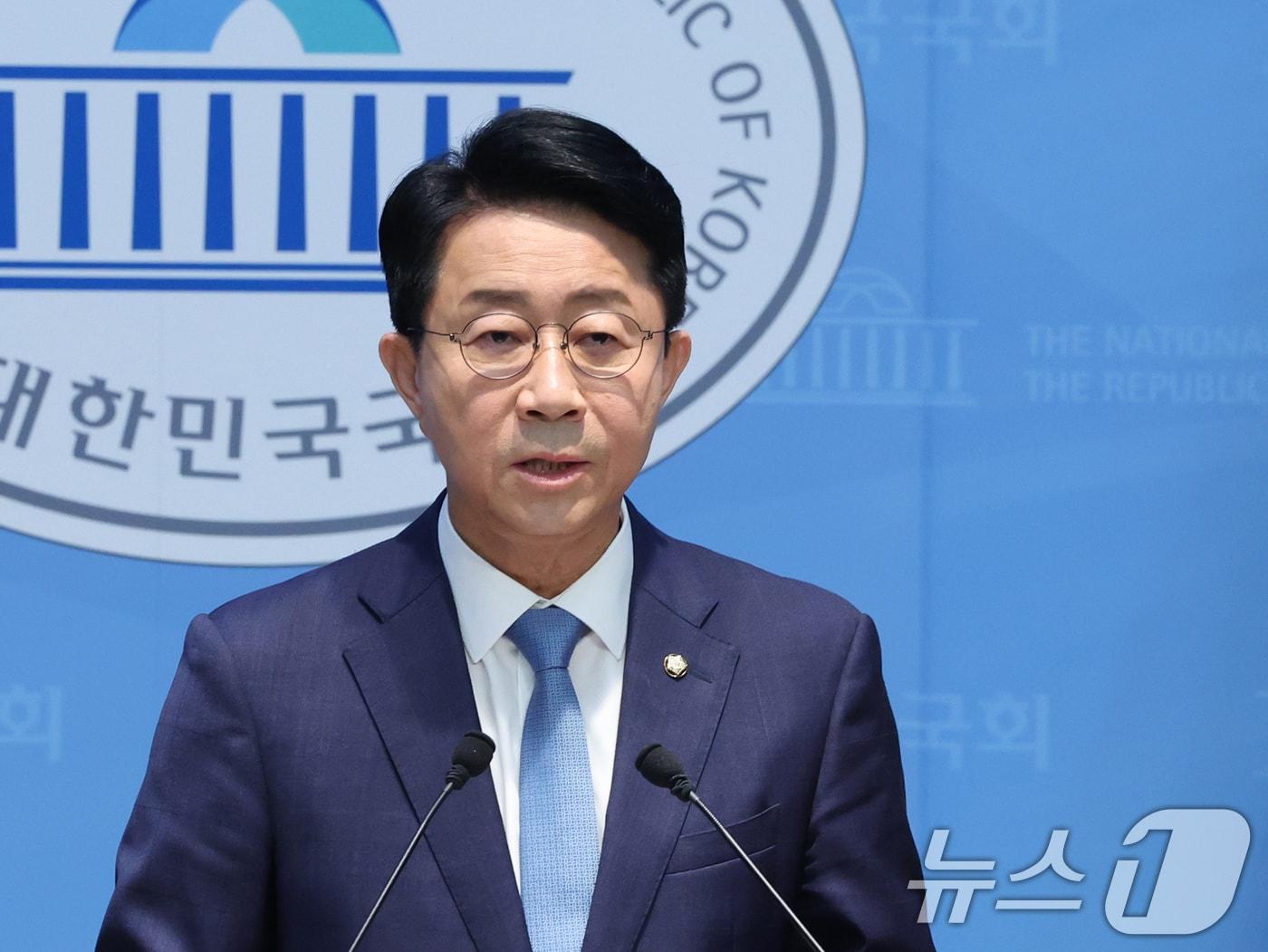 본문 이미지 - 조정식 더불어민주당 의원이 4일 오전 서울 여의도 국회 소통관에서 제22대 국회 하반기 국회의장 출마 기자회견을 하고 있다. 2026.5.4 ⓒ 뉴스1 황기선 기자