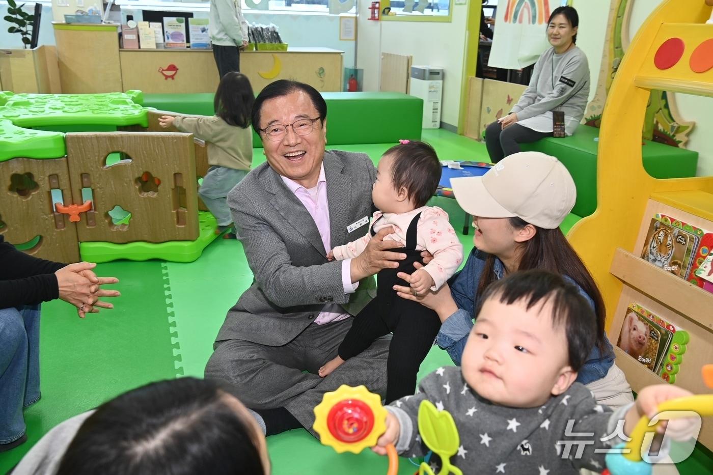 본문 이미지 - 이현재 국민의힘 경기 하남시장 예비후보가 어린이 시설을 방문한 모습.(이현재 캠프 제공. 재판매 및 DB 금지)/뉴스1 