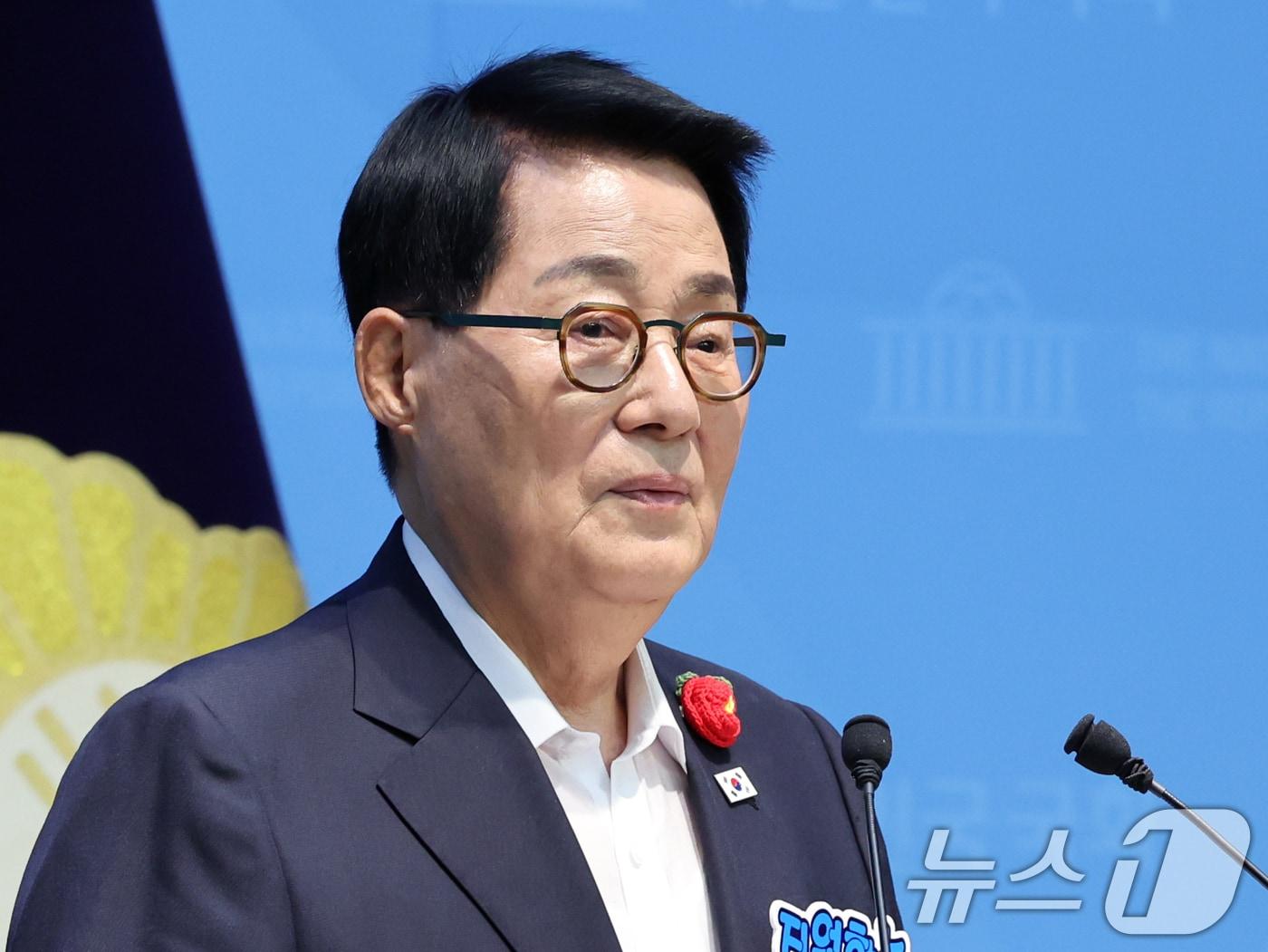 본문 이미지 - 박지원 더불어민주당 의원이 4일 오전 서울 여의도 국회 소통관에서 제22대 국회 하반기 국회의장 출마 기자회견을 위해 발걸음을 옮기고 있다. 2026.5.4 ⓒ 뉴스1 황기선 기자