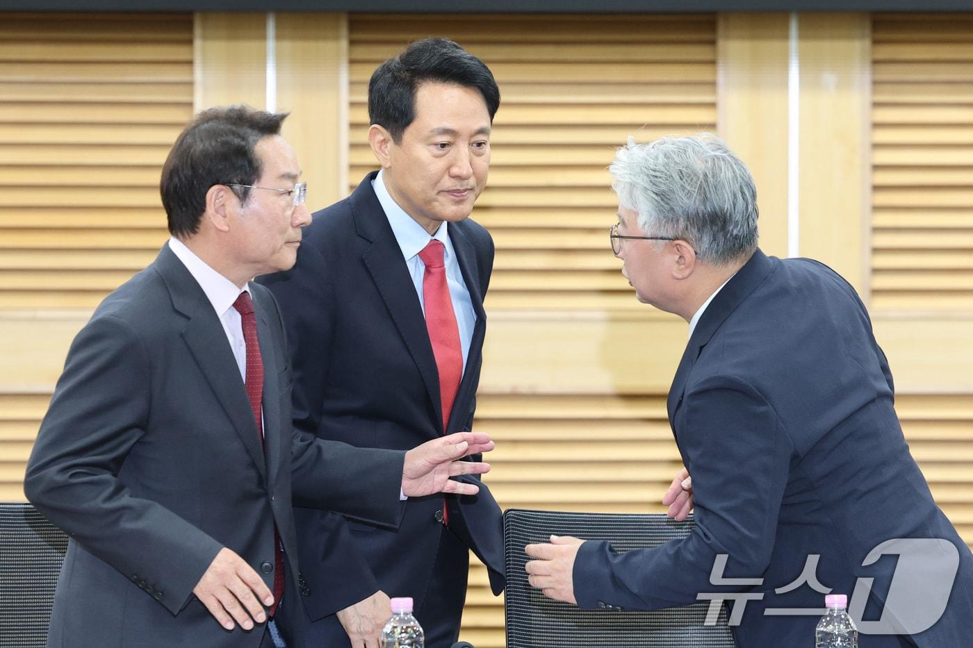 본문 이미지 - 오세훈 국민의힘 서울시장 후보와 유정복 국민의힘 인천시장 후보, 조응천 개혁신당 경기도지사 후보가 4일 서울 여의도 국회 의원회관에서 열린 사법내란 저지를 위한 수도권 광역단체장 후보자 긴급 연석회의에서 대화하고 있다. 2026.5.4 ⓒ 뉴스1 신웅수 기자