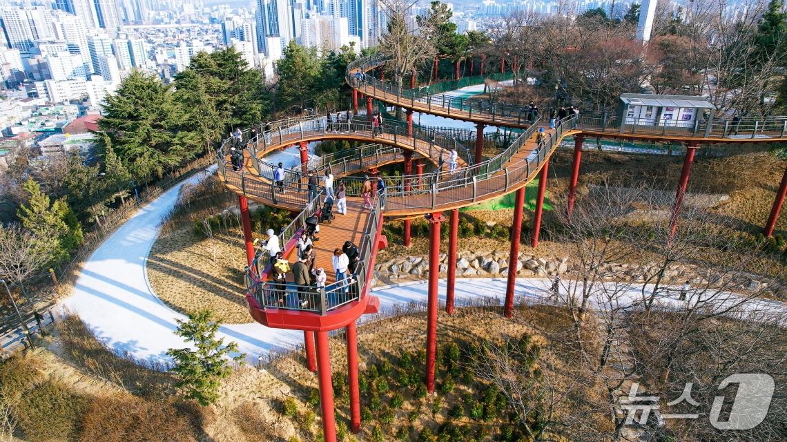 본문 이미지 - 인천 미추홀구 수봉공원에 설치된 '스카이워크' .(미추홀구 제공. 재배포 및 DB금지)2026.5.4/뉴스1