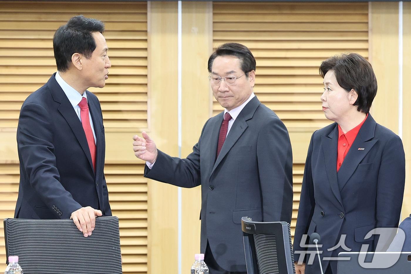 본문 이미지 - 오세훈 국민의힘 서울시장 후보와 유정복 국민의힘 인천시장 후보, 양향자 국민의힘 경기도지사 후보가 4일 서울 여의도 국회 의원회관에서 열린 사법내란 저지를 위한 수도권 광역단체장 후보자 긴급 연석회의에서 대화하고 있다. 2026.5.4 ⓒ 뉴스1 신웅수 기자