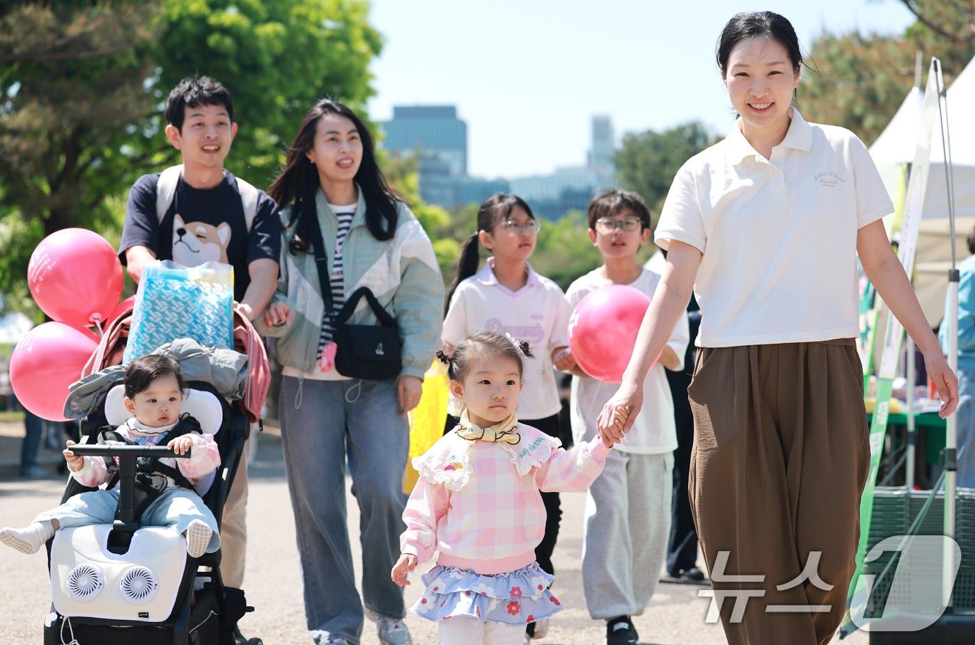 본문 이미지 - 서울 종로구 국립민속박물관에서 열린 '어린이날, 지구 놀이터'를 찾은 가족이 즐거운 시간을 보내고 있다. 2026.5.4 ⓒ 뉴스1 임세영 기자