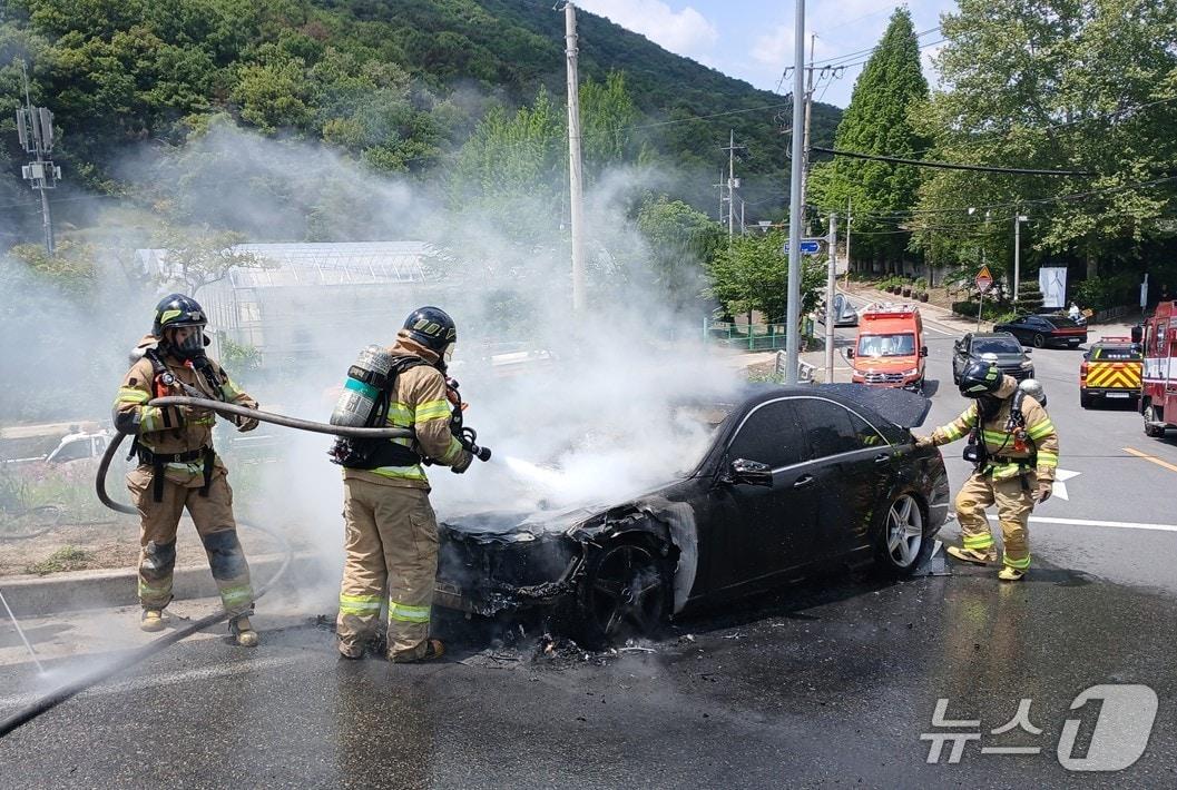 본문 이미지 - 4일 낮 12시 11분쯤 경북 칠곡군 석적읍 망정리 망정1교차로에서 주행하던 승용차에서 불이 나 소방 대원들이 진화하고 있다.(경북소방본부 제공. 재판매 및 DB 금지)2026.5.4./뉴스1