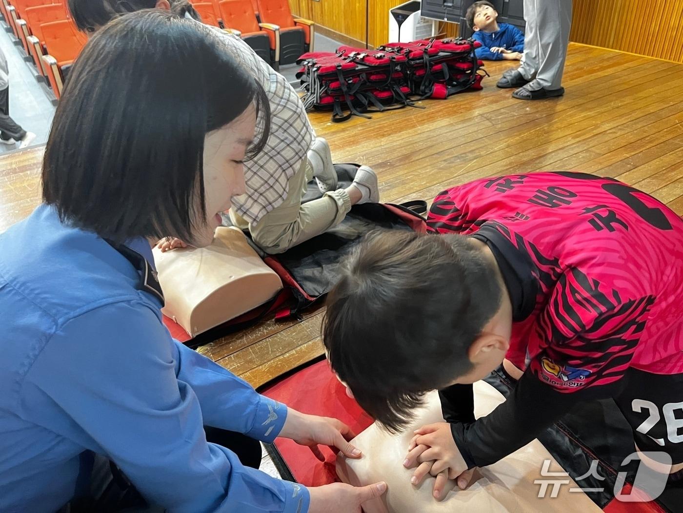 본문 이미지 - 지난해 연안안전교실.(속초해경 제공, 재판매 및 DB 금지) 2026.54./뉴스1