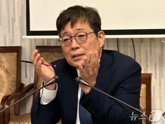 본문 이미지 - 유상대 한국은행 부총재가 3일(현지시간) 우즈베키스탄 사마르칸트의 한 호텔에서 열린 한국은행 출입 기자단 간담회에서 발언하고 있다. (한국은행 제공) 2026.5.3 ⓒ 뉴스1