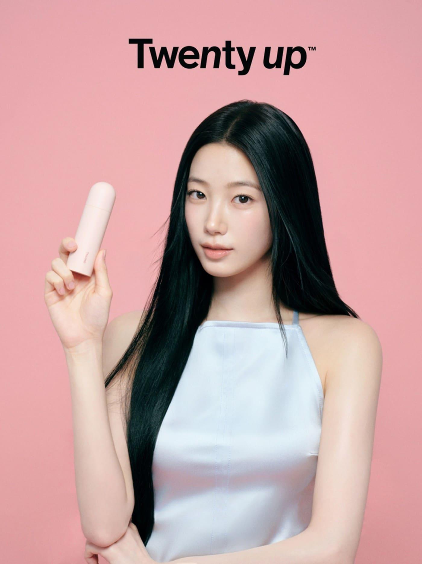 본문 이미지 - 톰 '투앤티업' 모델 르세라핌 카즈하.(앳홈 제공)