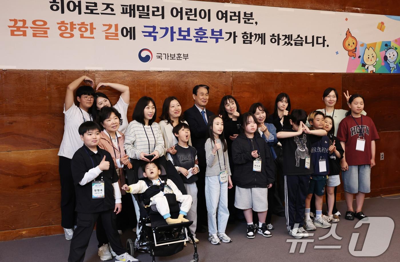본문 이미지 - 권오을 국가보훈부 장관이 지난 4일 오후 서울 마포구 서울산악문화체험센터에서 열린 전몰, 순직순경 자녀들을 위한 2026 히어로즈 패밀리 어린이날 격려행사에서 어린이날 선물을 전달한 뒤 참가자들과 기념촬영을 하고 있다. 2026.5.4 ⓒ 뉴스1 구윤성 기자
