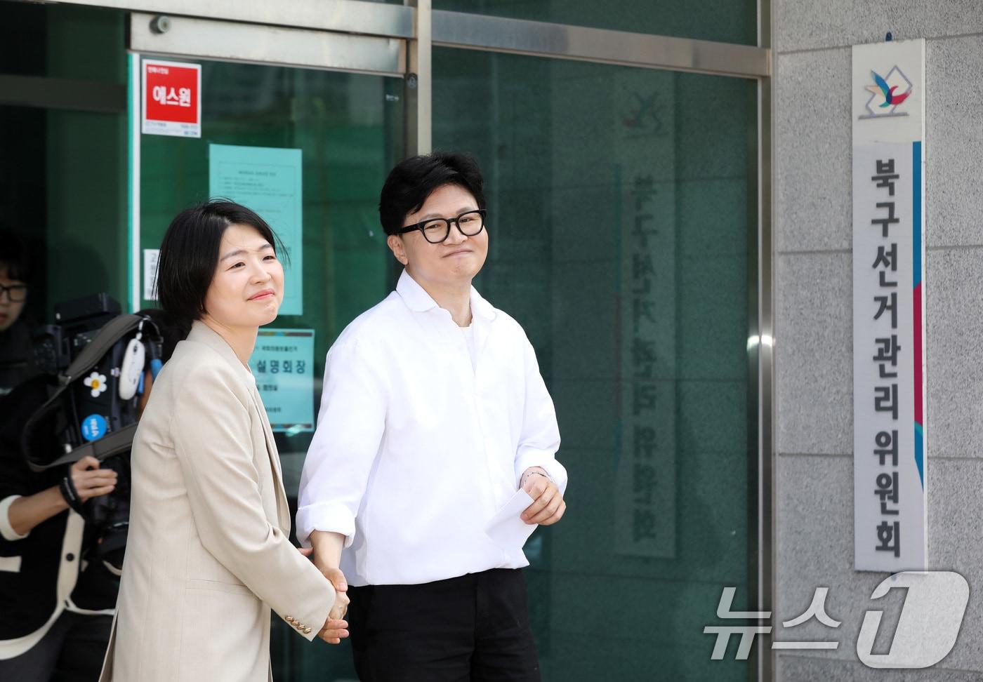 본문 이미지 - 부산 북갑 보궐선거에 무소속으로 출마를 선언한 한동훈 전 국민의힘 대표가 지난 4일 오후 부산 북구선거관리위원회에서 예비후보 등록을 마친 뒤 한지아 국민의힘 의원과 악수하고 있다. 2026.5.4 ⓒ 뉴스1 윤일지 기자