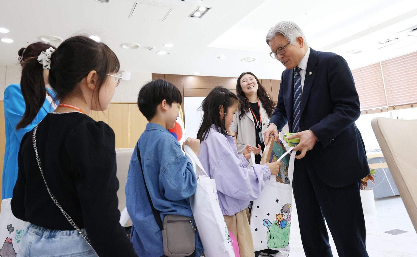 본문 이미지 - 최동석 인사혁신처장이 4일 세종시 정부세종청사에서 열린 '2026년 가정의 달 직원 자녀 초청행사'에서 집무실을 찾은 어린이들에게 기념품을 전달하고 있다.(인사혁신처 제공. 재판매 및 DB금지).2026.05.04.ⓒ 뉴스1