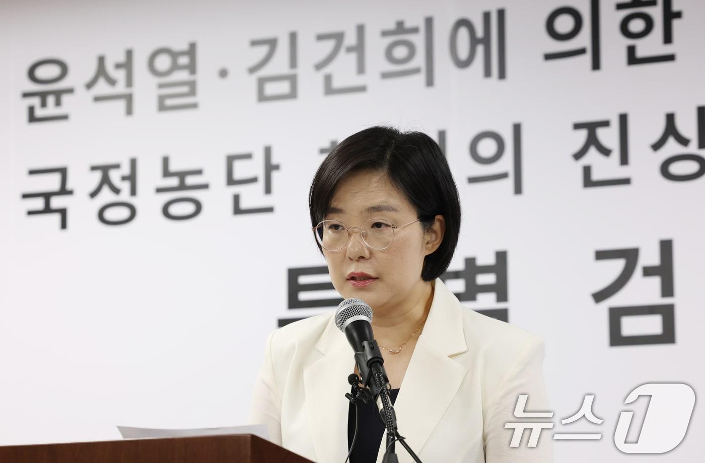 본문 이미지 - 김지미 특검보가 경기 과천시 별양동 2차 종합특검 사무실에서 정례 브리핑을 하고 있다. 2026.5.4 ⓒ 뉴스1 김영운 기자