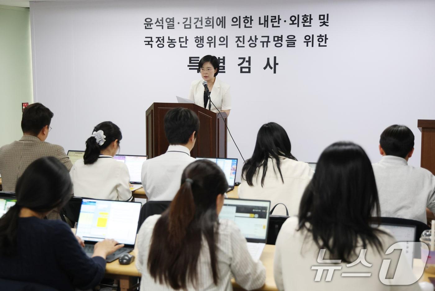 본문 이미지 - 김지미 특검보가  경기 과천시 별양동 2차 종합특검 사무실에서 정례 브리핑을 하고 있다. 2026.5.4 ⓒ 뉴스1 김영운 기자