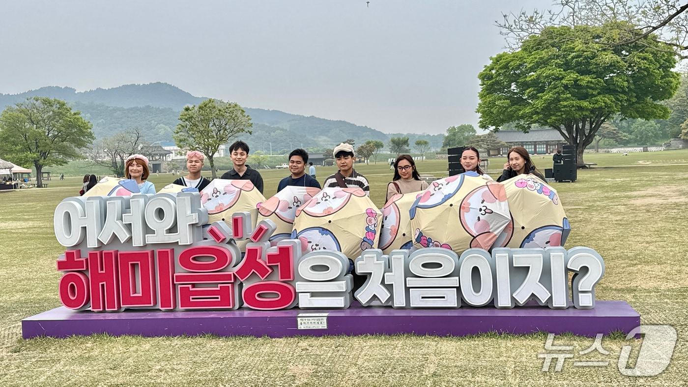 본문 이미지 - 지난 2일 필리핀 인플루언서단이 서산해미읍성 방문을 축하하며 기념촬영을 하고 있다.(서산시 제공. 재판매 및 DB금지)2026.5.4/뉴스1